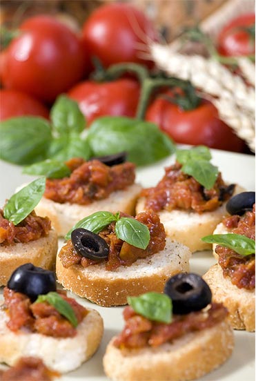 Crostini con melanzane al pomodoro